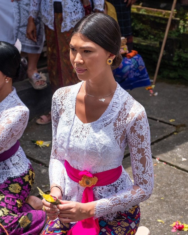 Dalam unggahannya, Jaz berjanji untuk menggunakan mahkotanya sebagai ajang mempromosikan Indonesia dan Bali.“Aku adalah Jazmine Rowe, Miss Earth Indonesia 2025. Ini bukan sekadar tentang mahkota — ini tentang Bali kita. Nusantara kita. Indonesia kita. Mari kita lindungi apa yang penting dan bersatu dengan Bhinneka Tunggal Ika,” katanya. Foto: Instagram @jaz.rowe
