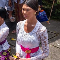 Dalam unggahannya, Jaz berjanji untuk menggunakan mahkotanya sebagai ajang mempromosikan Indonesia dan Bali.“Aku adalah Jazmine Rowe, Miss Earth Indonesia 2025. Ini bukan sekadar tentang mahkota — ini tentang Bali kita. Nusantara kita. Indonesia kita. Mari kita lindungi apa yang penting dan bersatu dengan Bhinneka Tunggal Ika,” katanya. Foto: Instagram @jaz.rowe