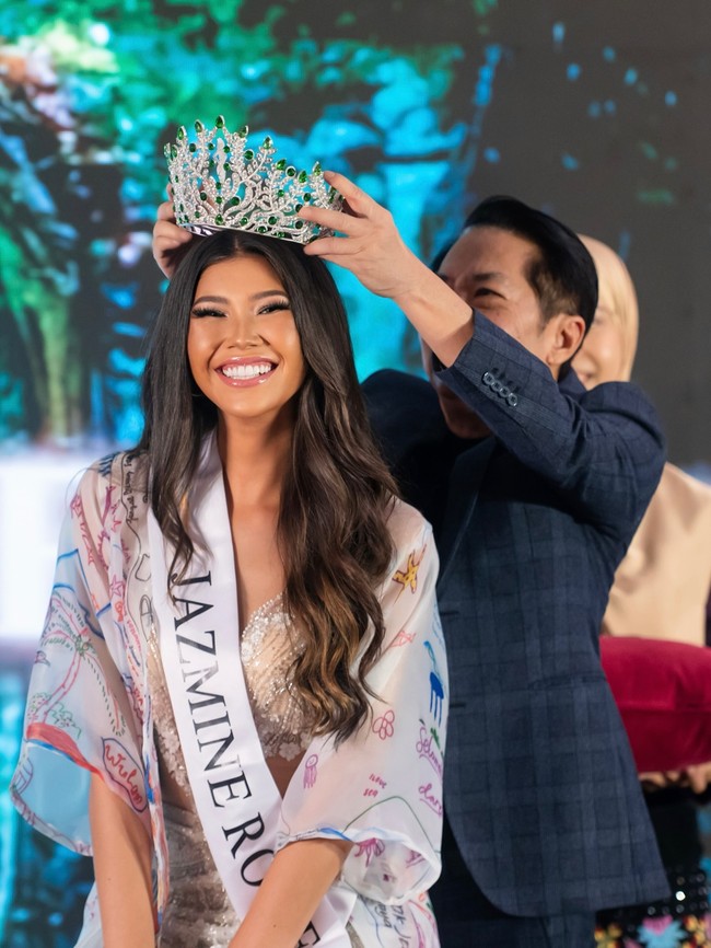 Penyanyi yang baru merilis single ‘Tiba Tiba Bilang Sayang’ itu pun bakal mewakili Indonesia di ajang internasional yakni Miss Earth 2025 yang bakal digelar di Filipina. Foto: Instagram @jaz.rowe
