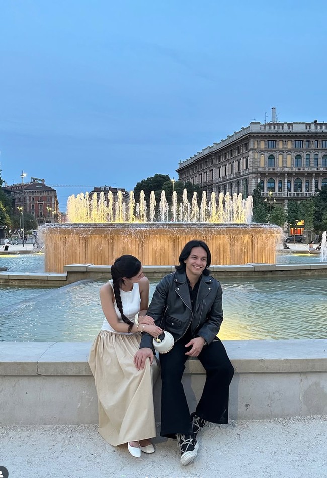 Jefri Nichol dan Ameera Khan sama-sama sedang berkunjung ke Milan, Italia. Selain karena urusan pekerjaan, keduanya juga tampak menghabiskan waktu bersama di Piazza del Duomo, Milan. Foto: Instagram/@littlemisskhan