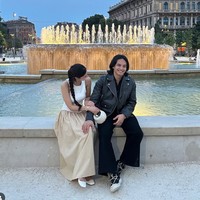 Jefri Nichol dan Ameera Khan sama-sama sedang berkunjung ke Milan, Italia. Selain karena urusan pekerjaan, keduanya juga tampak menghabiskan waktu bersama di Piazza del Duomo, Milan. Foto: Instagram/@littlemisskhan