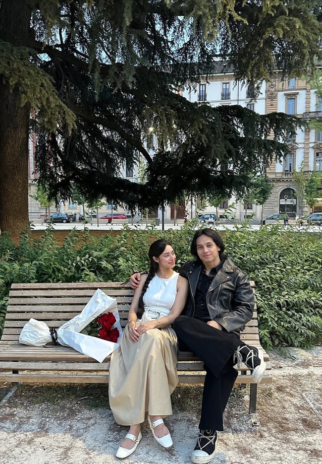 Dari unggahan yang dibagikan Ameera dan Jefri di akun Instagramnya terlihat pasangan artis itu tampil mesra dan romantis. Pose bareng di bangku taman, Ameera terlihat menatap Jefri sambil tersenyum manis. Foto: Instagram/@littlemisskhan