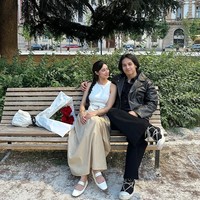 Dari unggahan yang dibagikan Ameera dan Jefri di akun Instagramnya terlihat pasangan artis itu tampil mesra dan romantis. Pose bareng di bangku taman, Ameera terlihat menatap Jefri sambil tersenyum manis. Foto: Instagram/@littlemisskhan