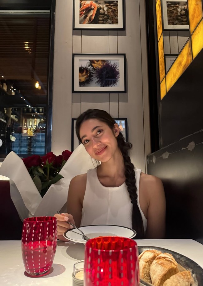 Ameera dan Jefri juga makan malam romantis di sebuah restoran. Tak sedikit netizen yang ikut terpesona dan memuji kecantikan Ameera. Foto: Instagram/@littlemisskhan