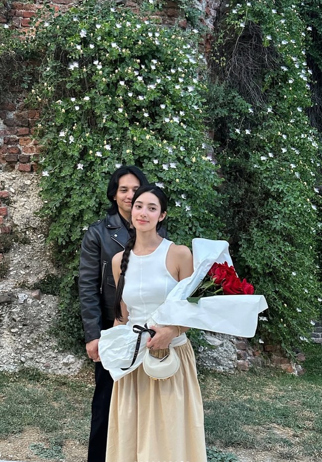 Romantis, Jefri tampaknya juga memberikan kekasihnya itu buket bunga mawar merah. Keromantisan keduanya pun bikin netizen ikut baper. “Aduhh melting,” tulis salah satu komentar. “Romantik nya jefry patut la ameera cair,” tambah komentar lain. Foto: Instagram/@littlemisskhan