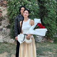 Romantis, Jefri tampaknya juga memberikan kekasihnya itu buket bunga mawar merah. Keromantisan keduanya pun bikin netizen ikut baper. “Aduhh melting,” tulis salah satu komentar. “Romantik nya jefry patut la ameera cair,” tambah komentar lain. Foto: Instagram/@littlemisskhan