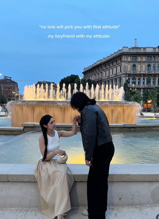 Di salah satu unggahan juga terlihat Jefri yang mencium tangan Ameera yang sedang duduk di tepi kolam air mancur. Foto: Instagram/@littlemisskhan