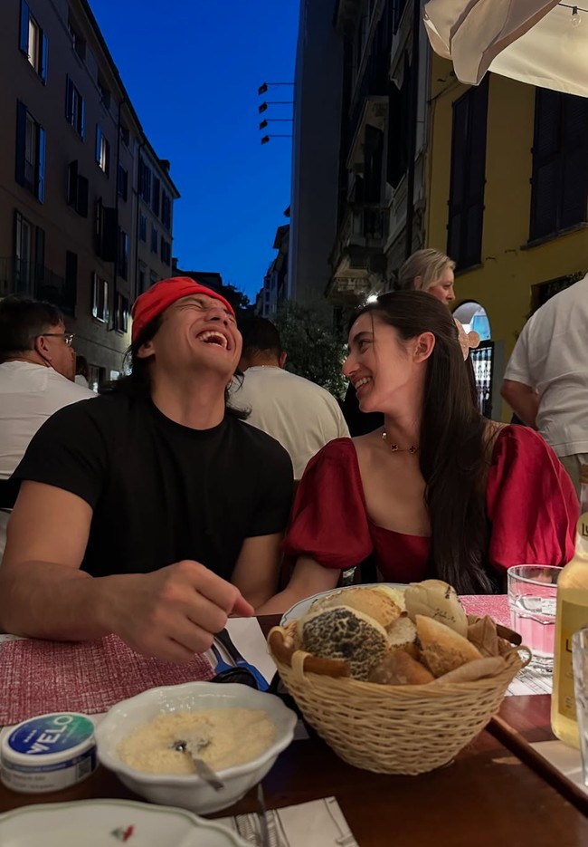 Tak hanya sekali, keduanya tampak beberapa kali menghabiskan waktu dengan dinner romantis di sana. Tertawa bersama, keduanya tampak begitu bahagia. Foto: Instagram/@littlemisskhan