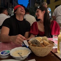 Tak hanya sekali, keduanya tampak beberapa kali menghabiskan waktu dengan dinner romantis di sana. Tertawa bersama, keduanya tampak begitu bahagia. Foto: Instagram/@littlemisskhan