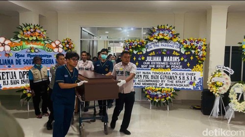 Jenazah Juliana Marins yang dibungkus dengan peti mati saat akan dibawa ke Pelabuhan Lembar menuju ke Bali untuk dilakukan autopsi. (Foto: Abdurrasyid Efendi/detikBali).