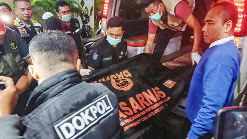 Sejumlah petugas medis membawa jenazah pendaki Gunung Rinjani berkewarganegaraan Brazil Juliana Marins saat tiba di Rumah Sakit Bhayangkara Polda NTB di Mataram, NTB, Rabu (25/6/2025). Juliana Marins meninggal dunia akibat terjatuh ke dalam jurang saat mendaki puncak Gunung Rinjani pada Sabtu (21/6/2025). ANTARA FOTO/Nia/AS/rwa.