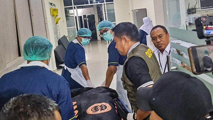 Sejumlah petugas medis membawa jenazah pendaki Gunung Rinjani berkewarganegaraan Brazil Juliana Marins saat tiba di Rumah Sakit Bhayangkara Polda NTB di Mataram, NTB, Rabu (25/6/2025). Juliana Marins meninggal dunia akibat terjatuh ke dalam jurang saat mendaki puncak Gunung Rinjani pada Sabtu (21/6/2025). ANTARA FOTO/Nia/AS/rwa.