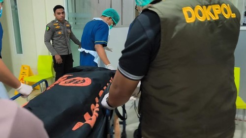 Jenazah Juliana Marins, turis Brasil yang tewas akibat jatuh ke jurang di Gunung Rinjani, saat tiba di RS Bhayangkara, Rabu (25/6/2026) malam. (Abdurrasyid Efendi/detikBali)