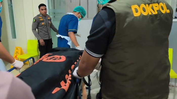 Jenazah Juliana Marins, turis Brasil yang tewas akibat jatuh ke jurang di Gunung Rinjani, saat tiba di RS Bhayangkara, Rabu (25/6/2026) malam. (Abdurrasyid Efendi/detikBali)