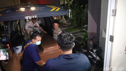 Jenazah turis asal Brasil, Juliana Marins, yang terjatuh ke jurang saat mendaki Gunung Rinjani tiba di Rumah Sakit Bali Mandara pukul 21.32 Wita pada Kamis (26/6/2026). (Foto: Aryo Mahendro/detikBali)