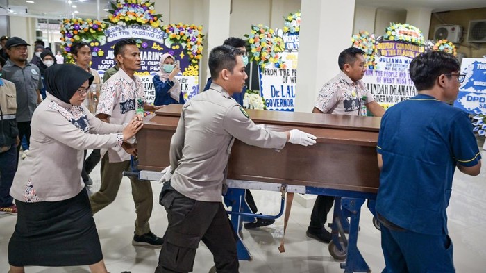 Petugas medis memindahkan peti jenazah pendaki Gunung Rinjani berkewarganegaraan Brazil Juliana Marins ke mobil ambulans untuk dibawa ke Bali, di Rumah Sakit Bhayangkara Polda NTB di Mataram, NTB, Kamis (26/6/2025). Jenazah pendaki asal Brazil Juliana Marins yang menjadi korban kecelakaan di jalur pendakian puncak Gunung Rinjani batal diautopsi di Rumah Sakit Bhayangkara Mataram dan dibawa ke Bali karena dokter forensik yang memiliki keahlian di bidang autopsi di RS Bhayangkara Mataram sedang berada di luar daerah. ANTARA FOTO/Ahmad Subaidi/tom.