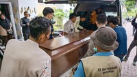 Petugas medis memindahkan peti jenazah Juliana Marins ke dalam ambulans di RS Bhayangkara Mataram untuk diterbangkan ke Bali, Kamis (26/6/2025). ANTARA FOTO/AHMAD SUBAIDI