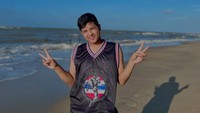 Jirayut saat balik kampung ke Thailand sempat jalan-jalan. Ini momen saat dirinya ke pantai. (Foto: dok Instagram jirayutdaa4official)