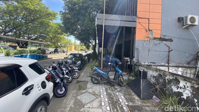 Kafe milik Wakil Ketua DPRD Parepare, Suyuti, berdiri di atas trotoar jalan.