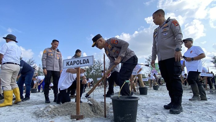 Kapolda Babel Irjen Hendro Pandowo melakukan penanaman bibit pohon di Desa Rebo.