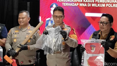 Kapolda Bali Irjen Daniel Adityajaya menunjukkan bungkusan pistol yang ditemukan di area persawahan di Tabanan, Kamis (26/6/2025). (Agus Eka/detikBali)