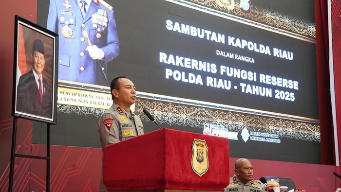 Kapolda Riau Irjen Herry Heryawan membuka Rapat Kerja Teknis (Rakernis) fungsi reserse 2026 di Mapolda Riau, Kamis (26/5/2025).