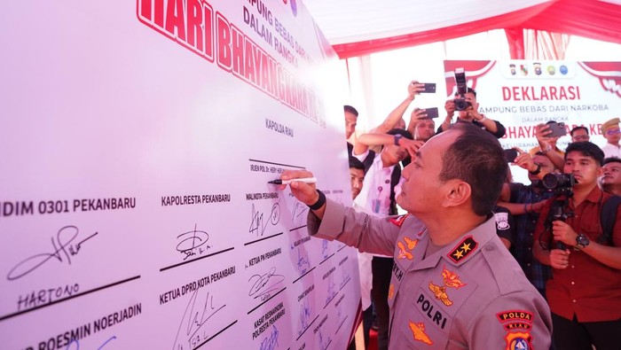 Kapolda Riau Irjen Herry Heryawan memimpin deklarasi Kampung Bebas Narkoba di 79 desa se-Provinsi Riau, pada Rabu (26/6/2025).