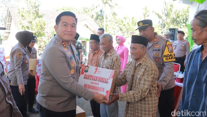 Kapolres Blitar AKBP Arif memberikan bantuan kepada warga Kecamatan Garum