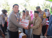 Kapolres Blitar Berbagi Sembako di Momen HUT Bhayangkara ke-79