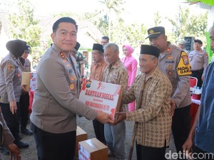 Kapolres Blitar Berbagi Sembako di Momen HUT Bhayangkara ke-79