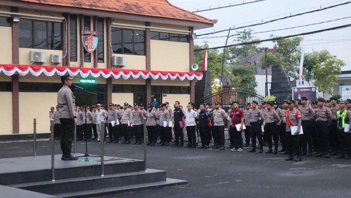 Kapolres Bojonegoro AKBP Mario Prahatinto memimpin apel pengamanan Malam 1 Suro.