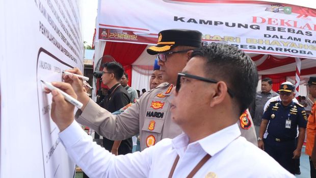 Kapolres Dumai AKBP Hardi Dinata memimpin deklarasi Kampung Bebas Narkoba di wilayah Dumai, Riau, pada Rabu (26/5/2025).