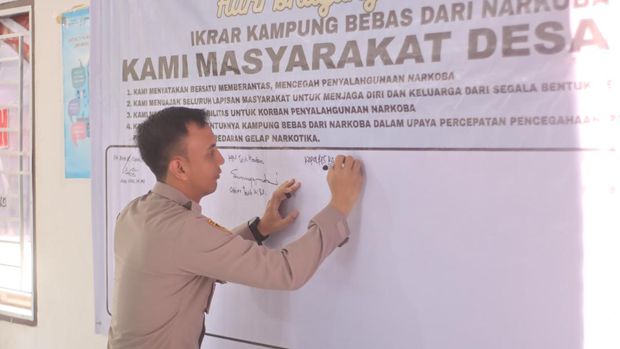 Kapolres Kuansing AKBP Angga F Herlambang memimpin deklarasi Kampung Bebas Narkoba.