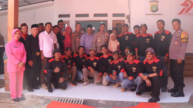 Kapolres Metro Depok Kombes Abdul Waras meresmikan hasil program bedah rumah milik warga dalam rangka menyambut Hari Bhayangkara ke-79. (dok Istimewa)