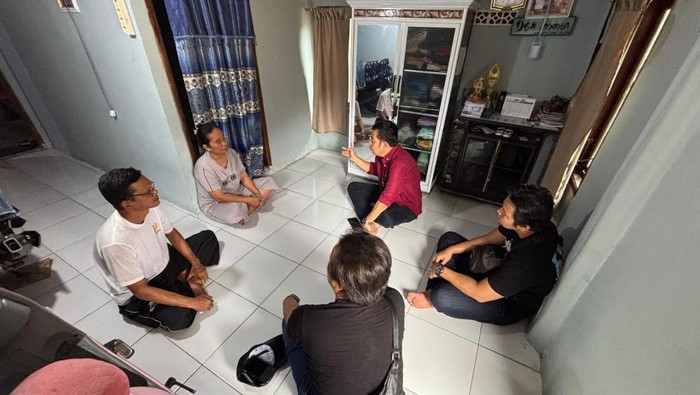 Kapolsek Indralaya mengunjungi rumah Feri korban penusukan.