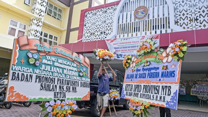 Pekerja menurunkan karangan bunga ucapan belasungkawa untuk pendaki Gunung Rinjani berwarganegaraan Brazil Juliana Marins di Rumah Sakit Bhayangkara Polda NTB di Mataram, NTB, Kamis (26/6/2025). Juliana Marins meninggal dunia akibat terjatuh ke dalam jurang saat mendaki puncak Gunung Rinjani pada Sabtu (21/6/2025). ANTARA FOTO/Ahmad Subaidi/rwa.
