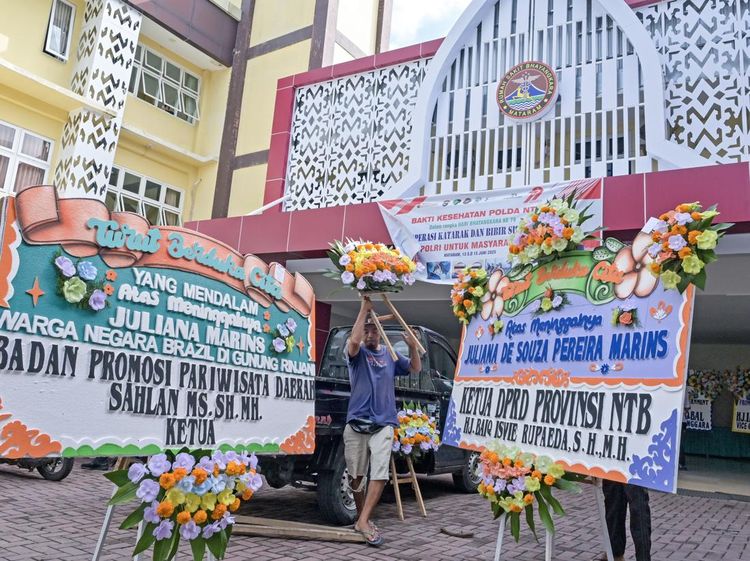 Karangan Bunga Iringi Duka Kematian Juliana di Rinjani