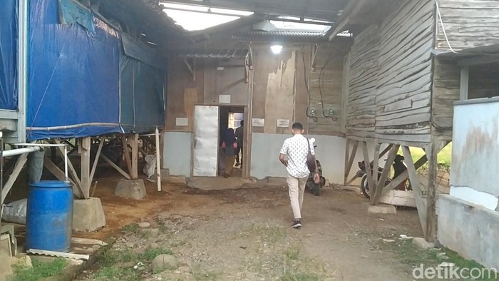 Kondisi kandang ayam tempat 1 keluarga mengungsi di Pekalongan, Kamis (26/6/2025). Ibu dan anak keluarga tersebut menjadi korban pemerkosaan dan pencabulan seorang pria yang masih satu desa dengan mereka.