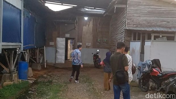 Kondisi kandang ayam tempat 1 keluarga mengungsi di Pekalongan, Kamis (26/6/2025). Ibu dan anak keluarga tersebut menjadi korban pemerkosaan dan pencabulan seorang pria yang masih satu desa dengan mereka.