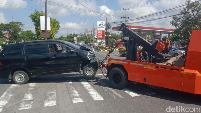 Evakuasi mobil kecelakaan karambol di jalan Jogja-Solo, Kraguman, Klaten.