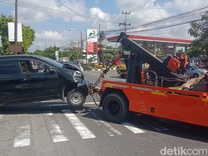 3 Mobil Tabrakan Karambol di Jalan Jogja-Solo Kraguman Klaten