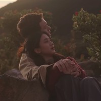 Baru-baru ini melalui akun YouTube miliknya Keisya membagikan momen-momen mesra dirinya dan kekasih saat pembuatan video klip lagu barunya tersebut. Berlokasi di Savana Tianyar, Bali, Keisya dan Paul tampil mesra. Foto: YouTube/Keisya Levronka Channel