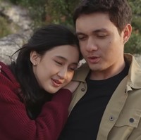 Hubungan Keisya dan Paul 2 sebelumnya mulai diketahui publik setelah Keisya memberikan kejutan spesial di hari ulang tahun Paul. Tak biasa, kala itu Keisya memberikan kejutan berupa 2 karton telur ayam di hari ulang tahun Paul. Foto: YouTube/Keisya Levronka Channel