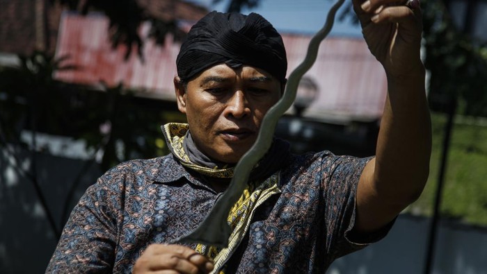 Keris-Keris Sakti Dimandikan, Solo Hidupkan Tradisi Jamasan Petugas konservasi pusaka museum melakukan jamasan atau membersihkan keris pusaka di Museum Keris Nusantara, Solo, Jawa Tengah, Kamis (26/6/2025). Jamasan rutin dilakukan setiap Bulan Sura dalam kalender Jawa untuk membersihkan berbagai pusaka koleksi museum setempat, selain juga pusaka milik perorangan yang telah didaftarkan sebagai upaya pelestariaan tradisi budaya nusantara. ANTARAFOTO/Maulana Surya