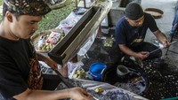 Petugas konservasi pusaka museum melakukan jamasan atau membersihkan keris pusaka di Museum Keris Nusantara, Solo, Jawa Tengah, Kamis (26/6/2025). ANTARA FOTO/Maulana Surya