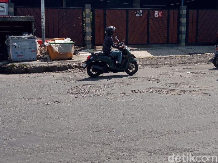 Kerusakan di Jalan Ciremai Raya, Kota Cirebon