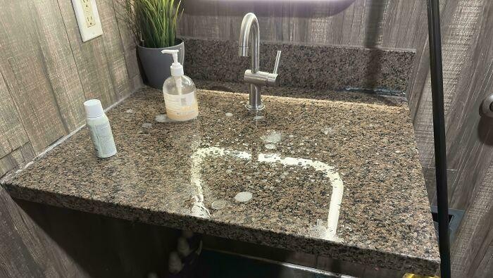 Ketika Desain Interior Gagal Total, Liatnya Bikin Geleng-geleng! Desain interior seharusnya membuat ruangan nyaman dan estetik. Tapi deretan kegagalan ini justru bikin geleng-geleng hingga ngakak karena tak masuk akal!
Request Danang Properti Kamis (26/6/2025).