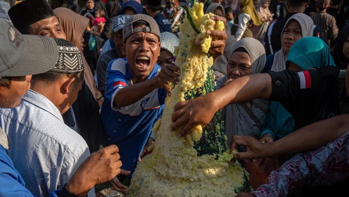 Khidmat Kirab Grebeg Sura Girikusumo Sambut Tahun Baru Islam di Demak Warga bersama Abdi Dalem Kasepuhan Girikusumo mengirab sejumlah gunungan hasil bumi dalam prosesi Tradisi Kirab Grebeg Sura Girikusumo di Desa Banyumeneng, Kecamatan Mranggen, Kabupaten Demak, Jawa Tengah, Kamis (26/6/2025). Tradisi mengirab jubah pusaka leluhur yang telah menyebarkan agama Islam sekitar tahun 1868 dan sejumlah gunungan hasil bumi pertanian setempat, nasi tumpeng serta 40 kendi berisi air dari sumur berkah Girikusumo itu dalam rangka menyambut tahun baru Islam 1 Muharram 1447 Hijriyah, sekaligus sebagai wujud rasa syukur masyarakat setempat atas limpahan rezeki yang diberikan Allah SWT. ANTARA FOTO/Aji Styawan/foc.