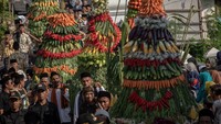 Warga bersama Abdi Dalem Kasepuhan Girikusumo mengirab sejumlah gunungan hasil bumi dalam prosesi Tradisi Kirab Grebeg Sura Girikusumo di Desa Banyumeneng, Kecamatan Mranggen, Kabupaten Demak, Jawa Tengah, Kamis (26/6/2025). Foto: ANTARA FOTO/Aji Styawan