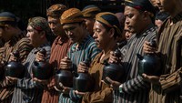 Tradisi mengirab jubah pusaka leluhur yang telah menyebarkan agama Islam sekitar tahun 1868 dan sejumlah gunungan hasil bumi pertanian setempat, nasi tumpeng serta 40 kendi berisi air dari sumur berkah Girikusumo itu dalam rangka menyambut tahun baru Islam 1 Muharram 1447 Hijriyah. Foto: ANTARA FOTO/Aji Styawan